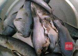 酱焖酥鲫鱼的做法图解1