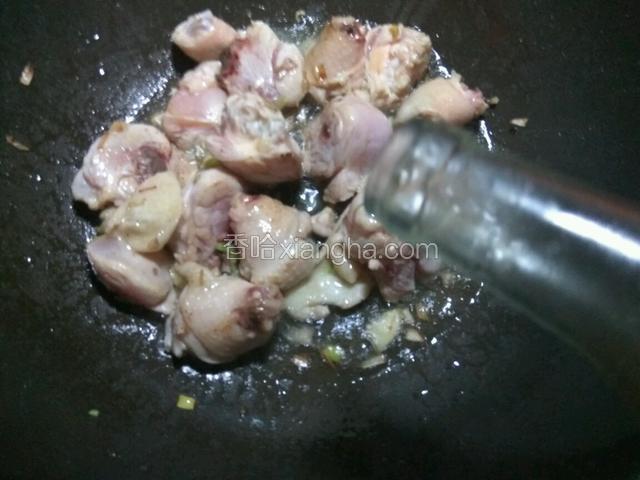 待鸡肉全部炒至变色，调入料酒、鸡精、盐调味。