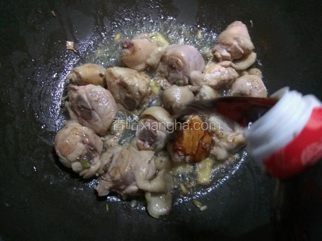 接着倒入味极鲜调味即可。