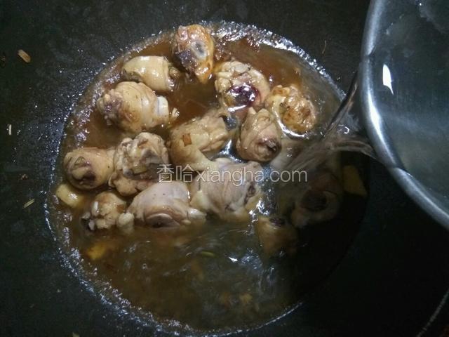 加入清水淹没鸡肉，大概煮20分钟左右。