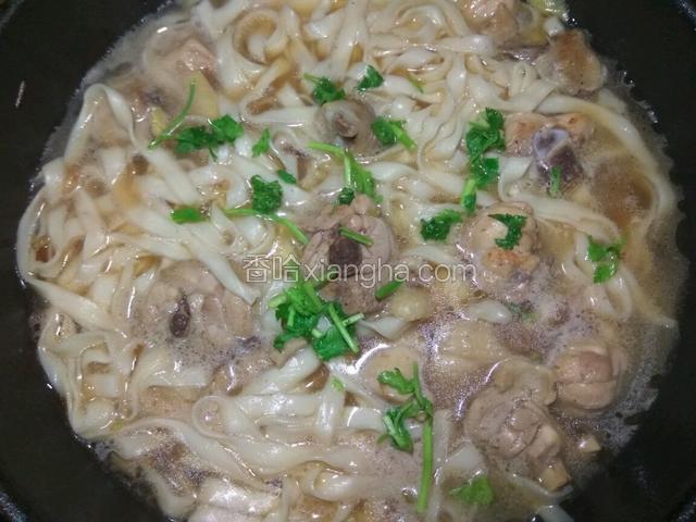 关火，撒上香菜段即可食用。