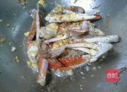 蛋黄炒蟹的做法图解6