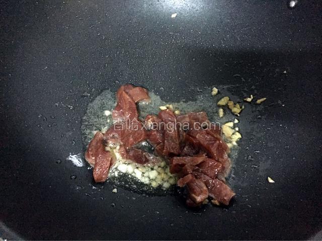 放入牛肉翻炒至变色变白盛出备用