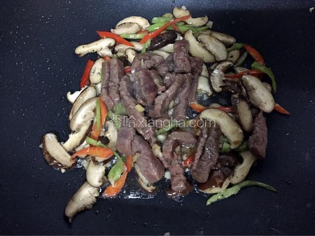放入炒好的牛肉，翻炒片刻