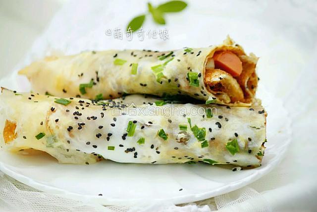 成品图。以上面糊我做了5个煎饼果子，皮儿非常薄，当然你也可以摊厚点做成3-4个。

如图洋鸡蛋的效果没有土鸡蛋色泽金黄，但口感是一样的。