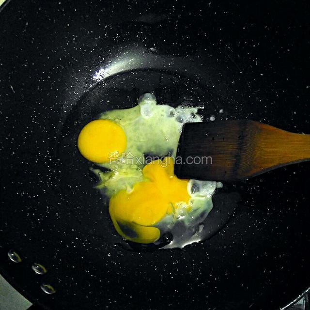锅内加油:油然后打入鸡蛋