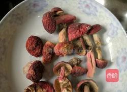 红菇炖鸡的做法图解1