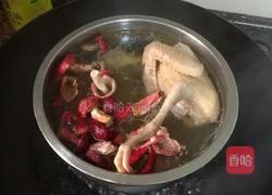 红菇炖鸡的做法图解2