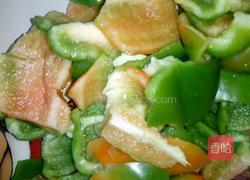 香肠炒青椒的做法图解2