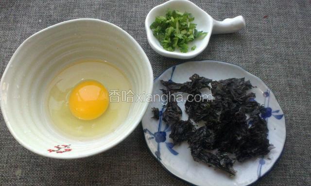 准备食材，鸡蛋打碗里打散备用，香菜洗净切末，紫菜选择无沙免洗，撕成小片备用。