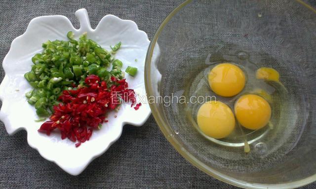 辣椒去蒂切成碎丁，鸡蛋打碗里打散备用