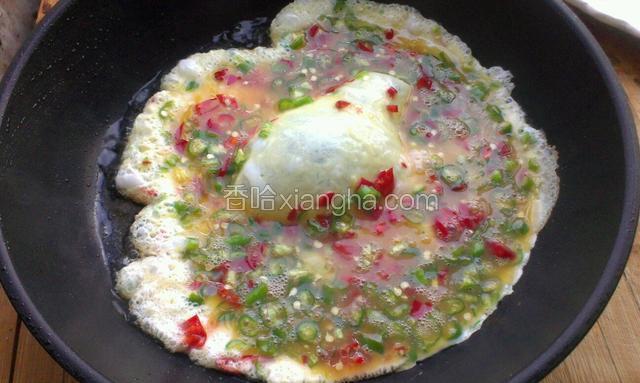 炒锅热少许油，把蛋液倒入