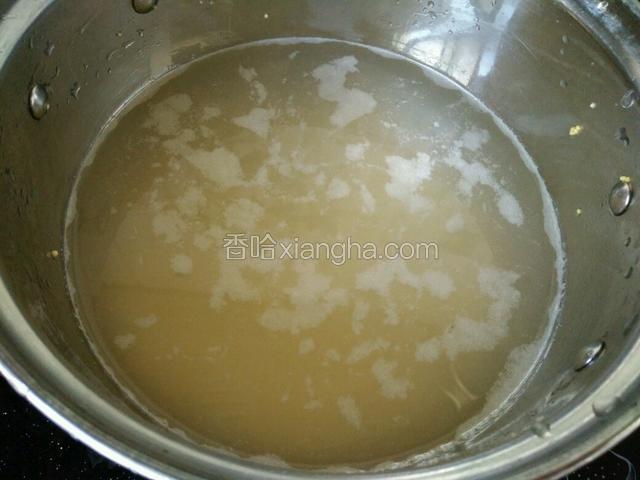 把小米淘洗干净，加入凉水，水和米的比例是7:1。我用了150克的小米加了1000毫升的水。