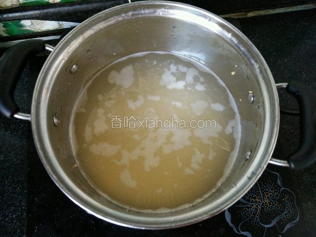 然后将水和米混合倒进锅中。开中火熬到开锅。