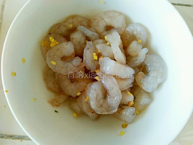 虾仁去除虾线，清洗干净放入干净的碗里，加适量的料酒.胡椒粉和姜末搅拌均匀，腌制一会去除腥味。