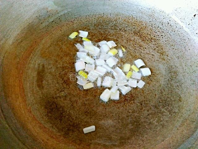 炒锅倒入适量的橄榄油，油热倒入步骤4煸炒出香味。