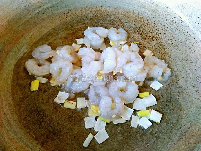 葱花爆香后倒入步骤1翻炒。
