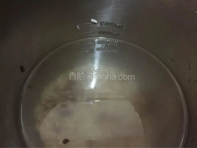 放入豆浆机加入上下水位线之间的水