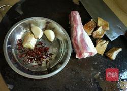 五花肉蒸咸鱼的做法图解1