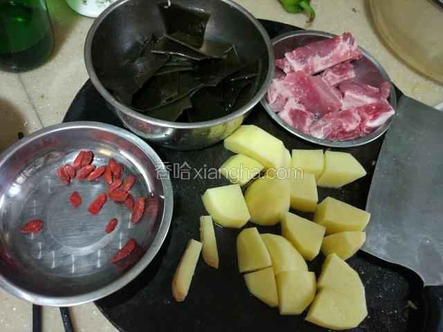 准备下食材，海带提前泡好，大约半个小时左右，土豆切块，姜切块，备用！