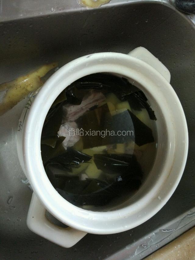 砂锅里放适量的水，把除了枸杞，所有食材都放入！