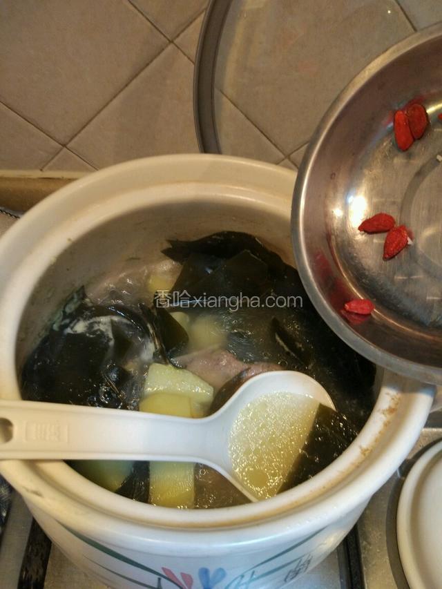 放适量的的枸杞，鸡精，再炖六分钟左右！