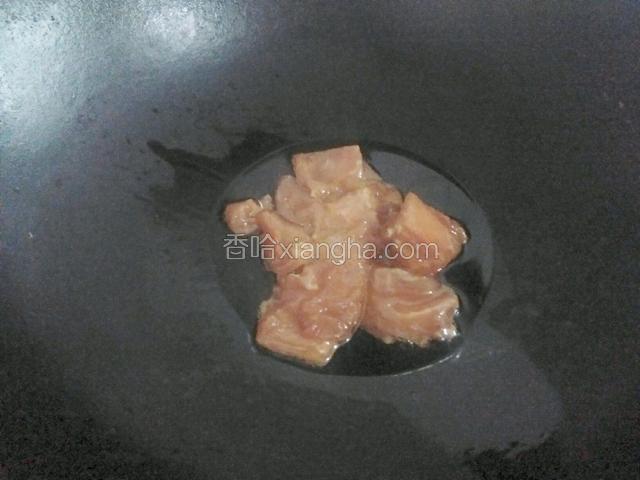 锅里倒油，凉油放肉翻炒。