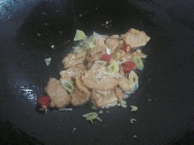 肉炒至断生后，放上葱花，姜末，辣椒段翻炒。
