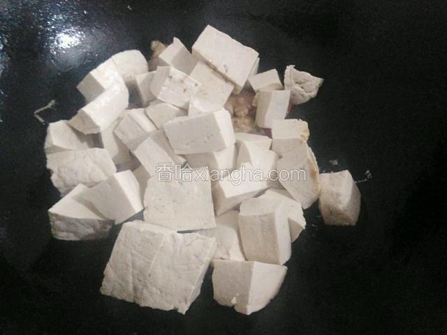 放入豆腐。