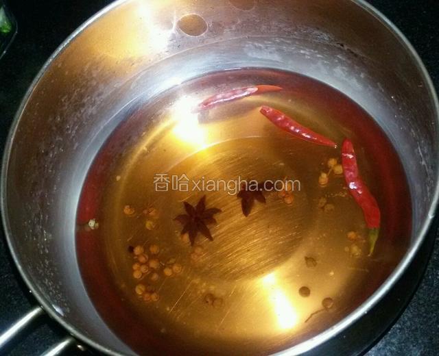 水中放盐，花椒，八角，干辣椒煮5-10分钟，把佐料的味充分的煮出来。