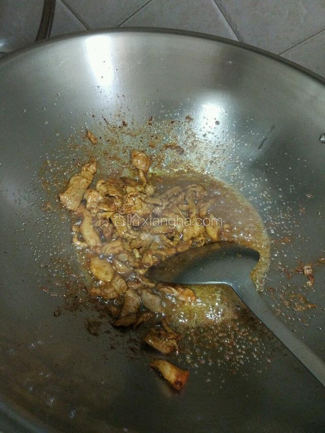 锅里放适量的油，把驴肉放入翻炒片刻！盛起备用！