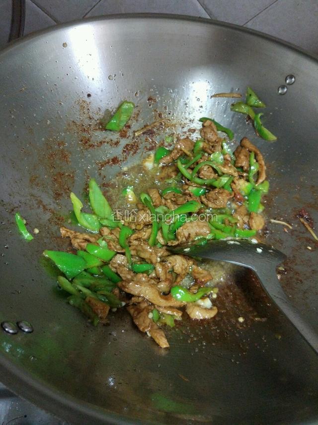 放适量的的鸡精，翻炒均匀！