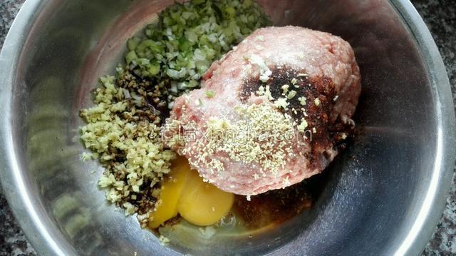 牛肉馅里放入生抽，老抽，料酒，盐，鸡蛋，鸡精，葱姜末，香油！