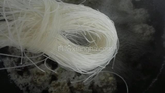 放入粉丝煮熟！