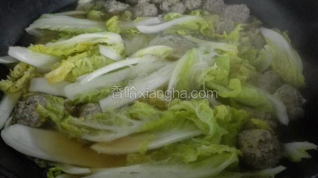 煮至白菜变软，放入少许胡椒粉出锅！