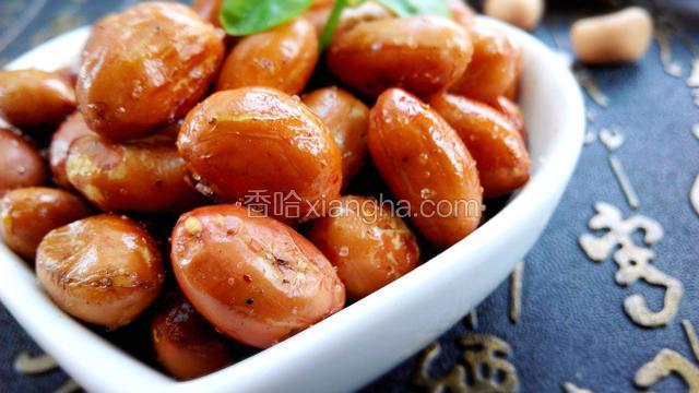 酥脆的、略带些椒麻的花生米做好了