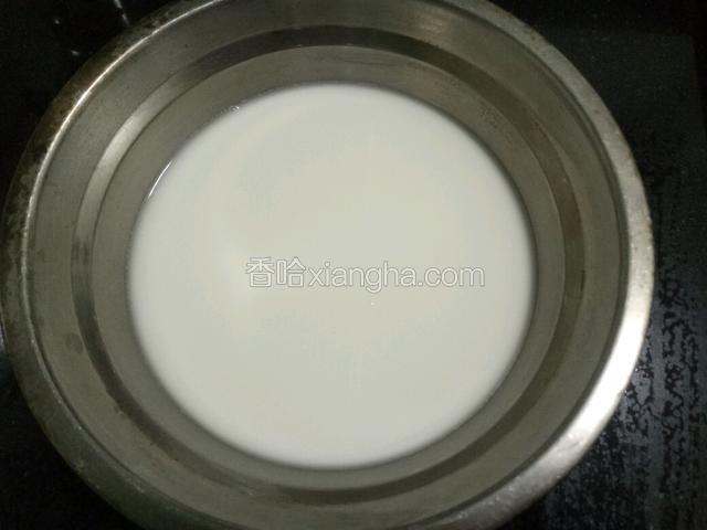 粘米粉与玉米淀粉混合，加水调成稀浆。
