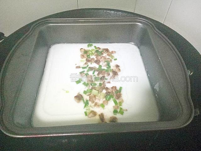 中间位置撒上叉烧粒和葱粒。