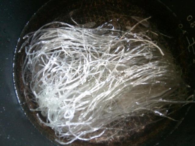 米粉用冷水泡软