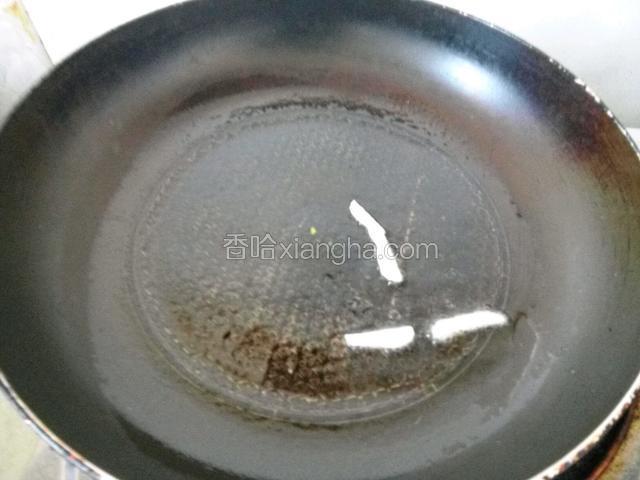 锅油热，爆香蒜片