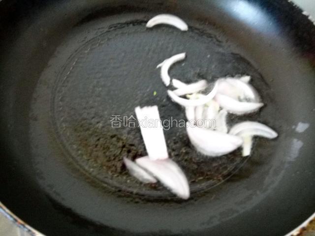 倒入洋葱煸炒