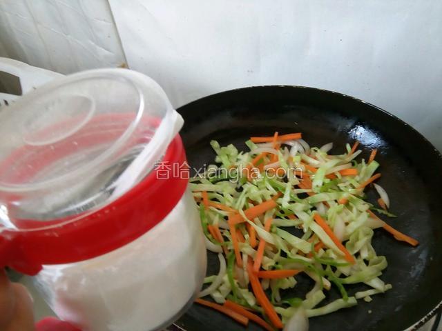 加盐，生抽，耗油，一点开水翻炒