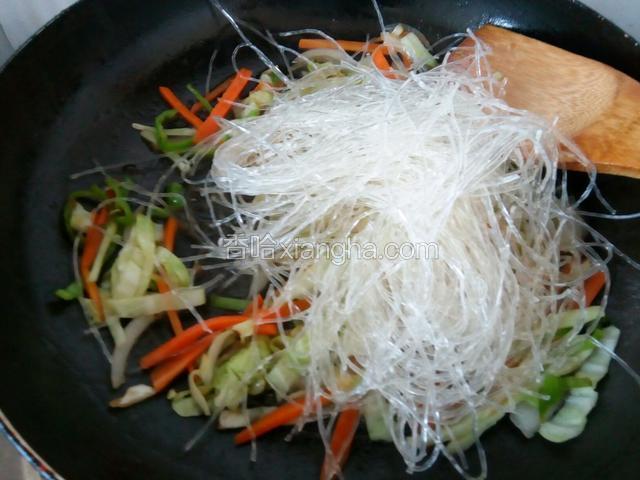 米粉冲洗干净倒入蔬菜里翻炒