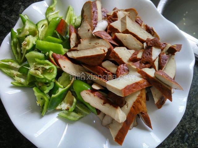 豆干，青椒切片