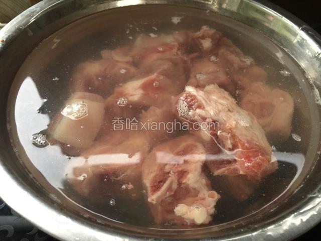 排骨买回来放在清水里浸泡，泡好后冷水入锅焯烫一下，去除血腥味。