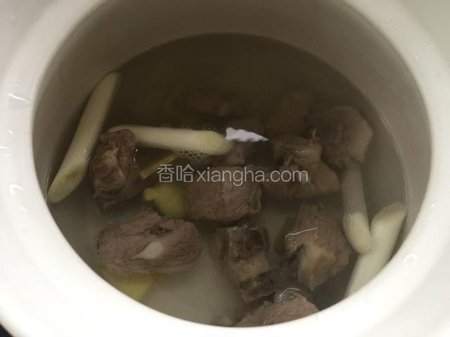 把焯过水的排骨放在砂锅里，放入葱段和姜片，加入开水，一次加够，大火烧开改小火炖20分钟。