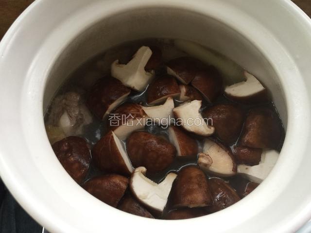 20分钟后加入香菇继续小火炖煮30分钟。