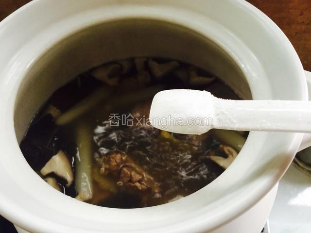 一个小时后加入盐。