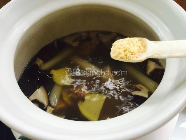 加入鸡精调味，再煮10分钟就可以了。
