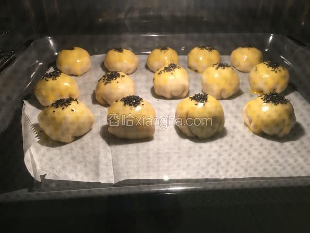 把烤盘送入预热好的烤箱中层，上下火180摄氏度，烘烤30分钟即可。